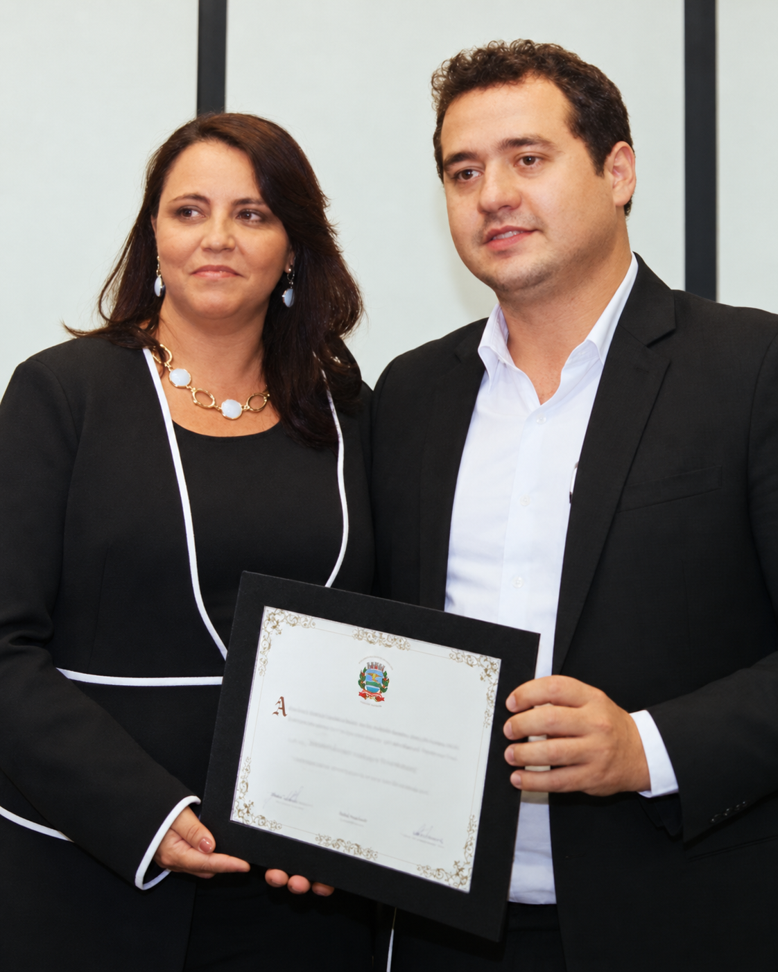Rose Marques recebendo reconhecimento como Contabilista do Ano